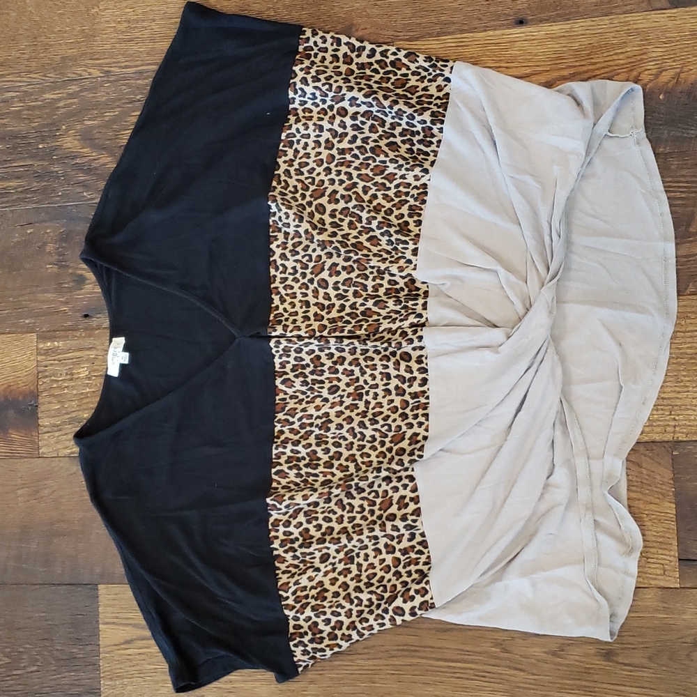 Umgee 1XL v-next tie front leopard top